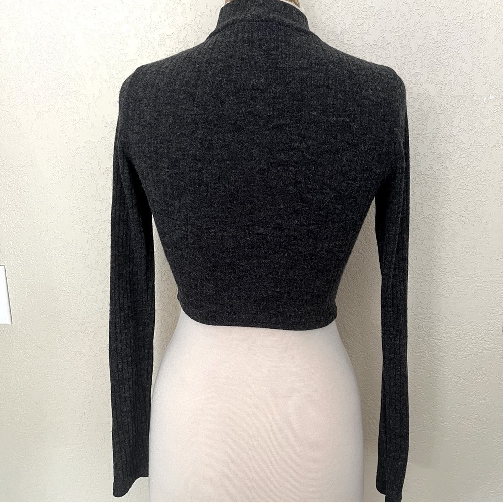 Crop Sweater 🖤 - Picture 3 of 4